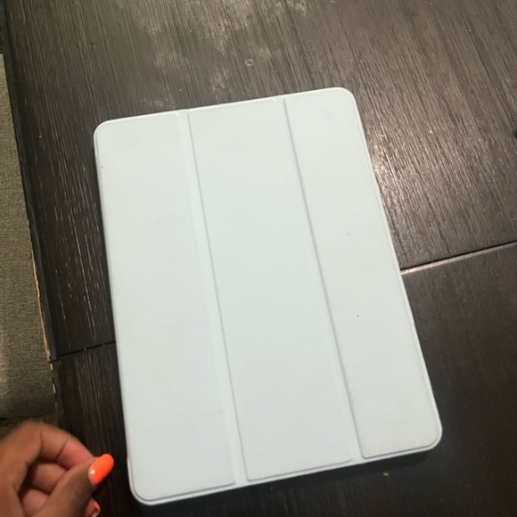 Apple | ipad 8th Generation like new - Picture 3 of 5